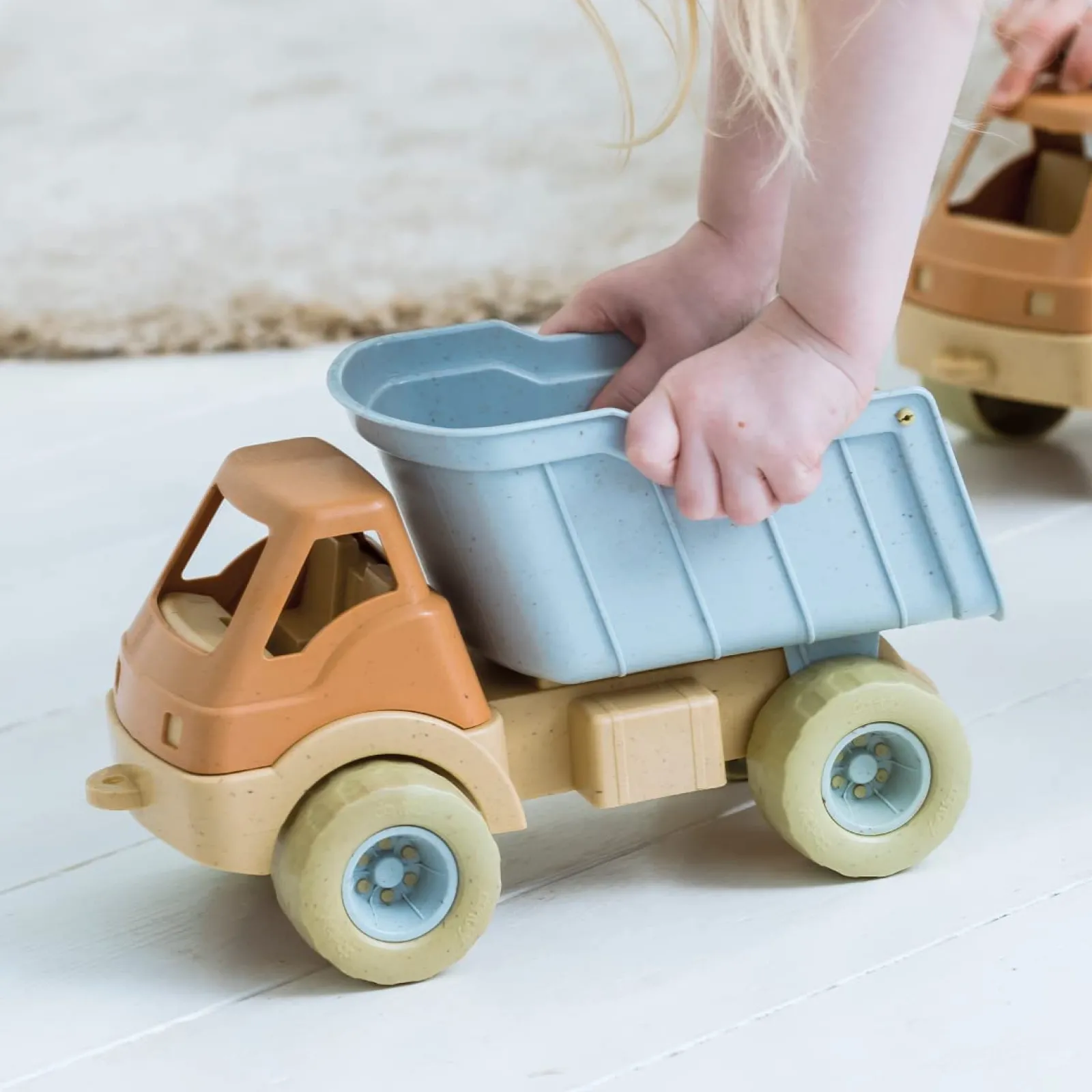 Little Helper Sand & Water Table & Sandpits & Mud Kitchens | Bio-Plastic 100% Recyclable Toy Truck | Outdoor and Indoor Toys | Tipper Truck