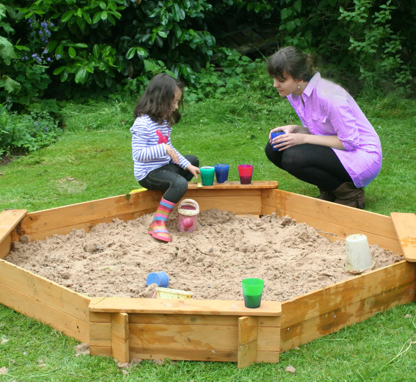 Little Helper Sand & Water Table & Sandpits & Mud Kitchens | Extra Large Heavy Duty Pre-treated Wooden Sandpit with Seats & Rain Cover | 1.8m diameter | 18m+