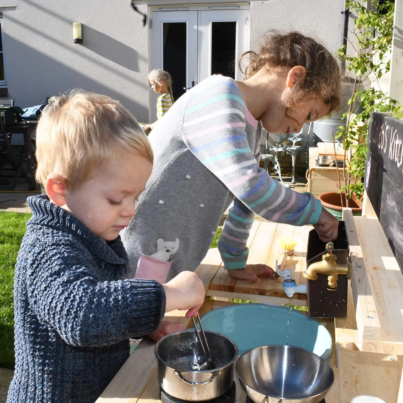 Little Helper Sand & Water Table & Sandpits & Mud Kitchens | Toy Kitchens | Heavy Duty Montessori Wooden Kids Mud Kitchen | Outdoor Toy Kitchen | 18m+