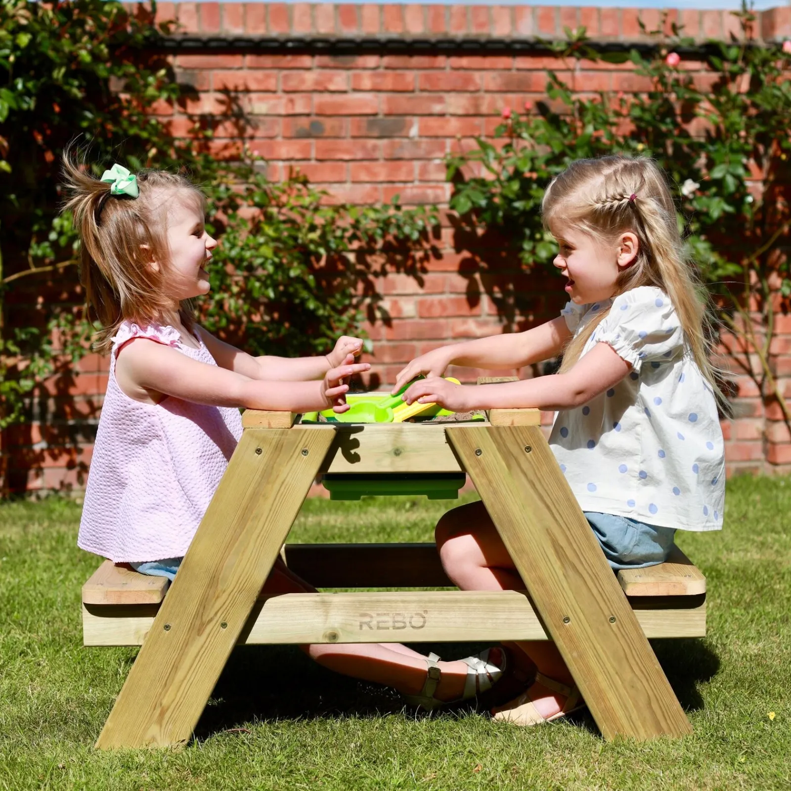 Little Helper Sand & Water Table & Sandpits & Mud Kitchens | High Quality Montessori 4-in-1 Eco Wooden 2 Seater Picnic Bench, Water Station, Sandpit & Mud Kitchen + Lid | 3 Years +