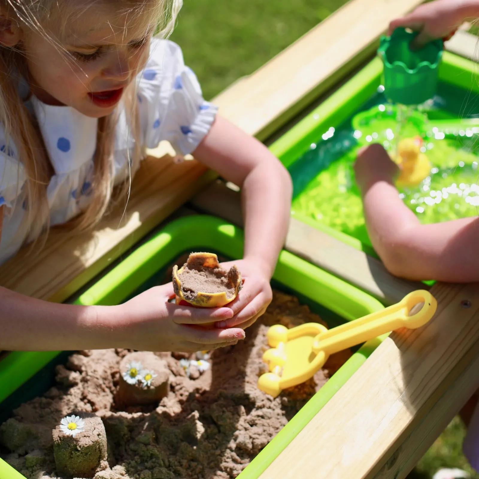 Little Helper Sand & Water Table & Sandpits & Mud Kitchens | Montessori Toys & Products | High Quality Montessori 4-in-1 Eco Wooden 4 Seater Picnic Bench, Water Station, Sandpit & Mud Kitchen + Lid | 3 Years +